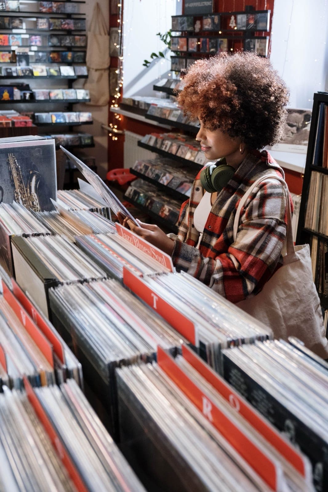 Une femme qui fouille dans les disques vinyles d’une boutique de disques